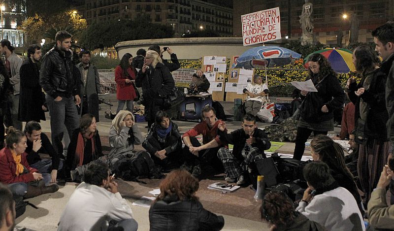 Los 'indignados' vuelven a tomar la plaza Catalunya y se quedarán hasta el 20N