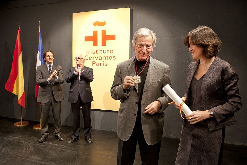 El cineasta Costa Gavras recibe en París la medalla de las Artes de España