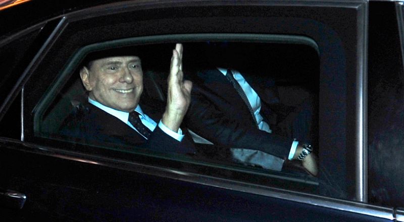 Silvio Berlusconi presenta su dimisión ante el presidente de la República