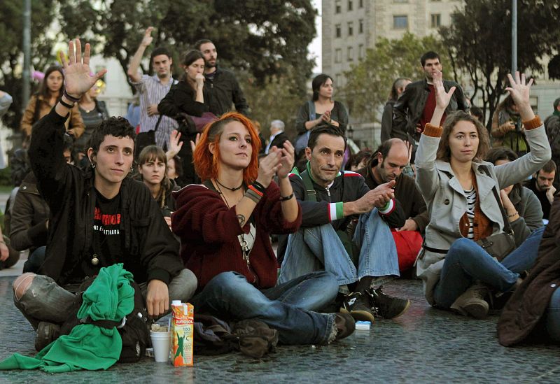 Los 'indignados' de Barcelona acamparán en plaza Catalunya el día de reflexión y el 20N