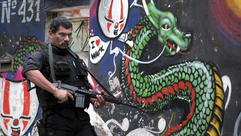 La policía entra sin incidentes en la favela más emblemática de Río para expulsar a los 'narcos'