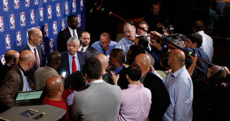 Los jugadores decidirán si aceptan la propuesta de los dueños de la NBA para acabar con el bloqueo