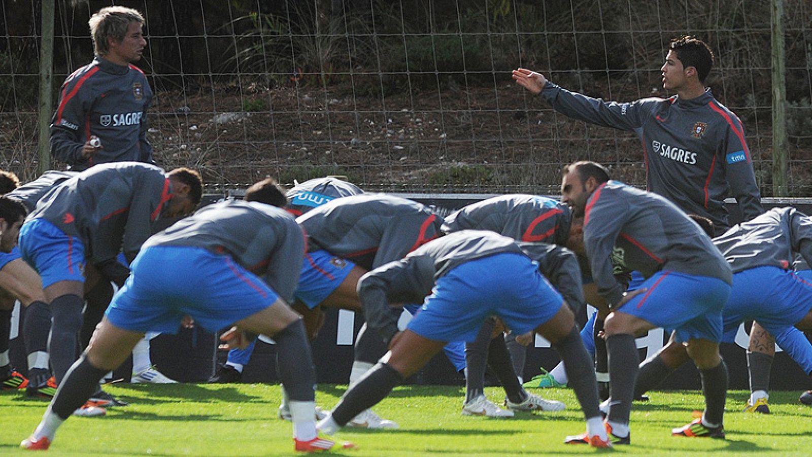 El aeropuerto de Lisboa parecia un estadio, los viajeros portugeses abucheaban a la selección bosnia y sus aficionados decidieron arroparles invadiendo el pasillo. Tras el cero a cero de la ida, Bosnia insiste en que los favoritos son los portugues c