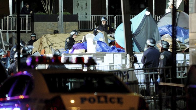 La Policía desaloja a los 'indignados' de Ocupa Wall Street de su campamento en Nueva York