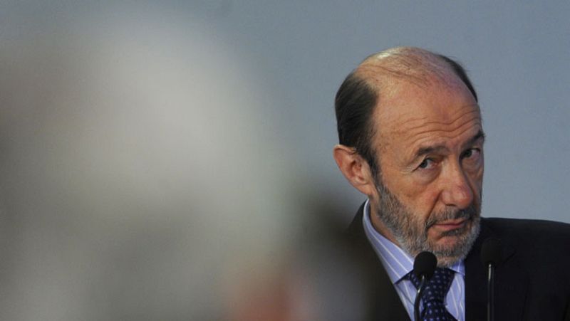 Rubalcaba acusa a Rajoy de "estrujar el limón de la crisis" para "rascar los últimos votos"