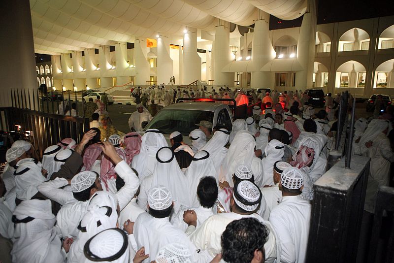 Decenas de opositores irrumpen en el Parlamento de Kuwait y piden la renuncia del primer ministro