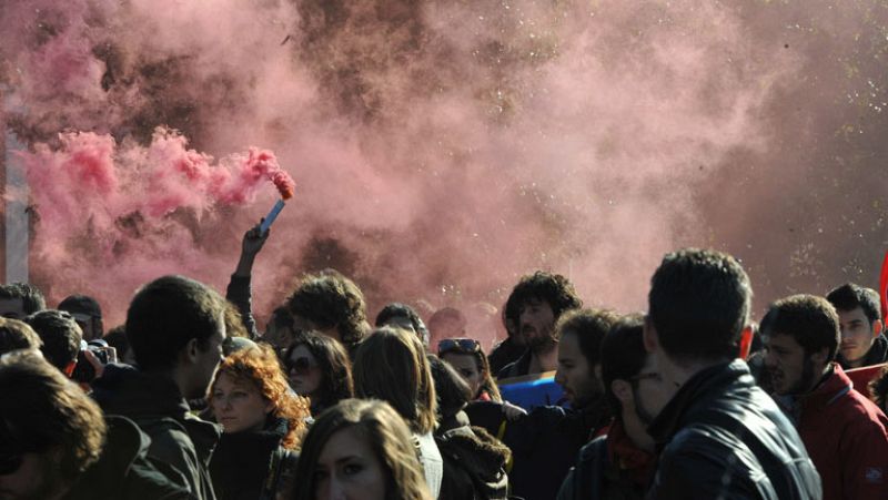 Cientos de estudiantes se manifiestan en Italia contra el "gobierno de los banqueros"