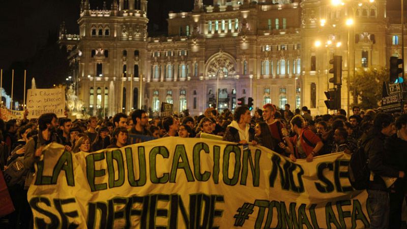 Miles de estudiantes marchan en Madrid y Barcelona contra los recortes en educación