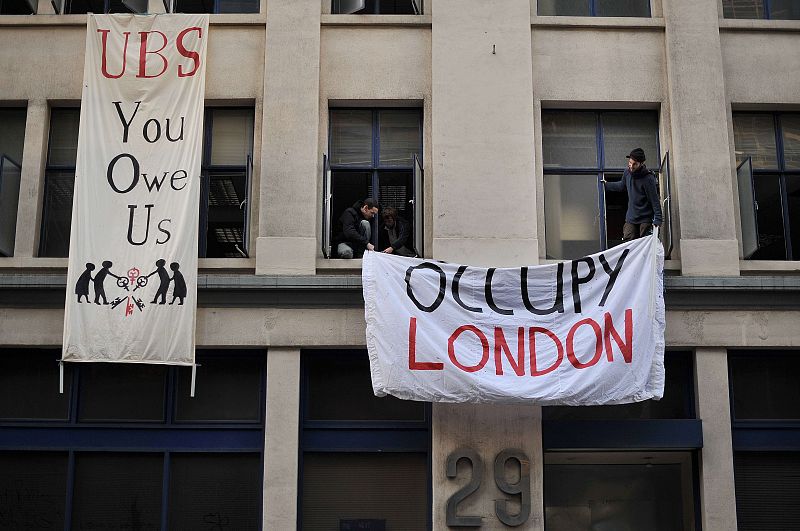 Los 'indignados' británicos toman una sede vacía del banco UBS en Londres