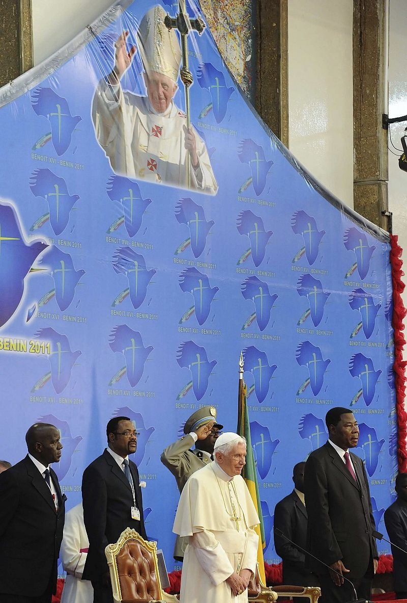 El papa exige una respuesta médica y ética al sida en África