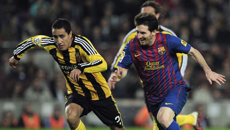 El Barcelona apabulla al Zaragoza con un Messi incansable