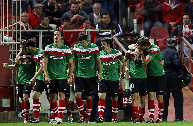 El Athletic rompe el maleficio de 18 años sin ganar en el Pizjuán (1-2)