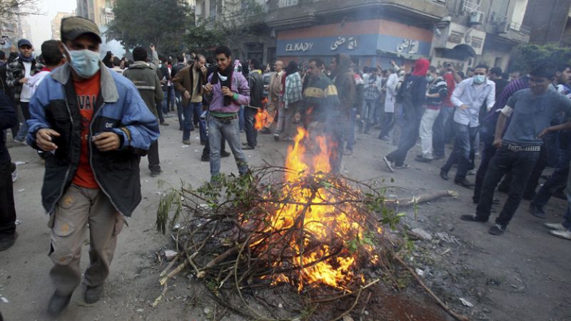 El tercer día de enfrentamientos en la plaza Tahrir deja ya decenas de muertos