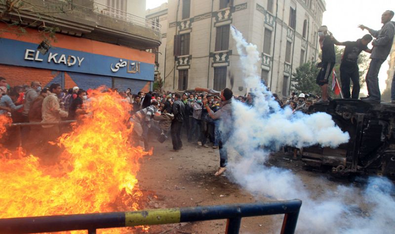 El Gobierno egipcio presenta su dimisión a la Junta Militar en medio de las violentas protestas