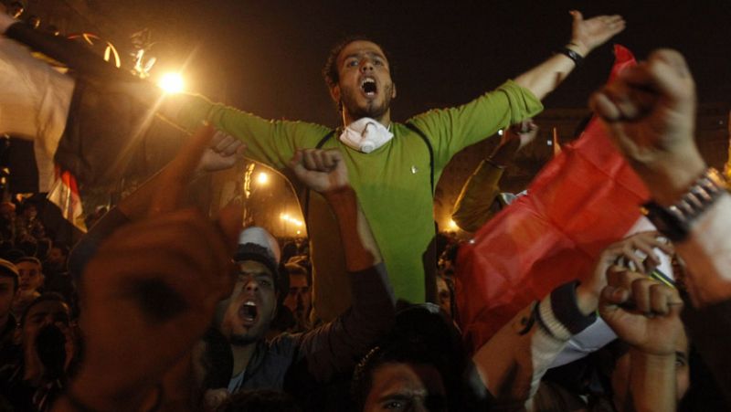 Los militares adelantan la cesión de poder y se someterán a referéndum ante el clamor de Tahrir
