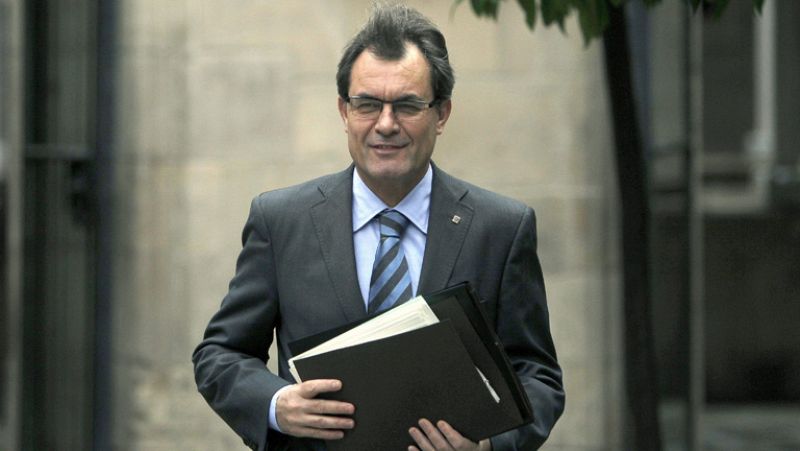 Artur Mas anuncia más recortes en el sueldo de empleados públicos y subida de tasas en 2012