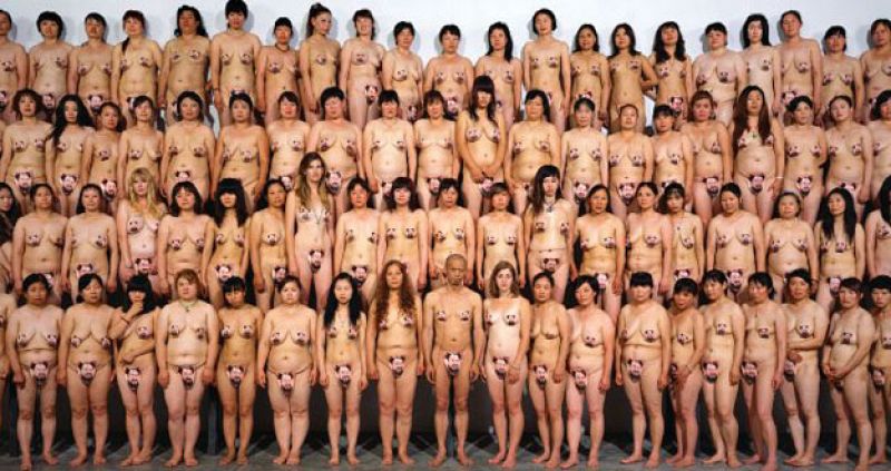 Los seguidores de Ai Weiwei se desnudan en internet contra su acusación de pornografía