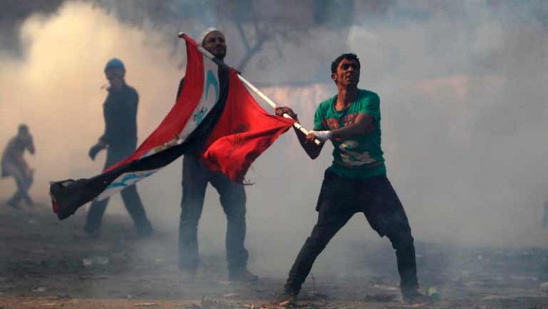 Las denuncias de brutalidad provocan una batalla campal entre manifestantes y policías en Egipto
