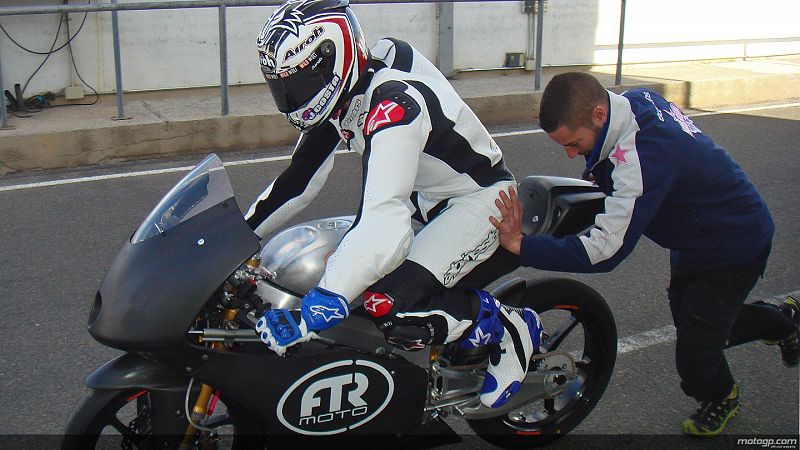 Maverick Viñales prueba su Moto3 en Almería