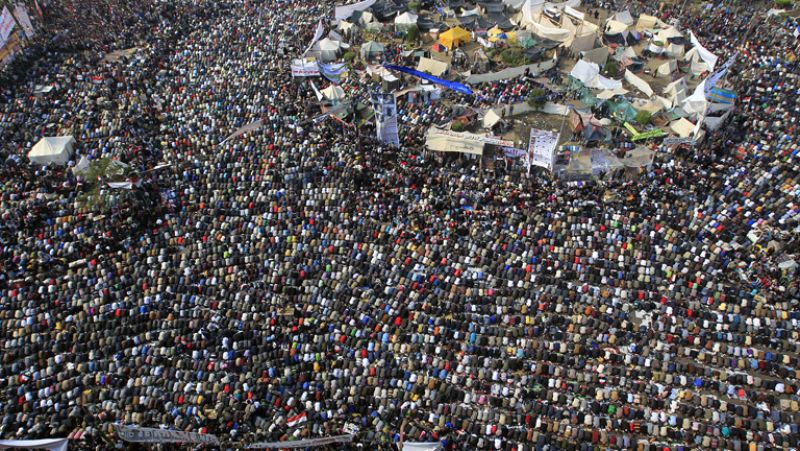 Los militares proponen nuevo primer ministro mientras los manifestantes llenan Tahrir