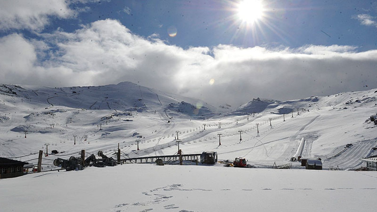 Las lluvias y las altas temperaturas van a impedir que la mayoría de las estaciones de esquí puedan abrir este fin de semana de arranque de la temporada. Solo Sierra Nevada tiene nieve suficiente y este sábado 26 abre sus instalaciones con entre 20 y