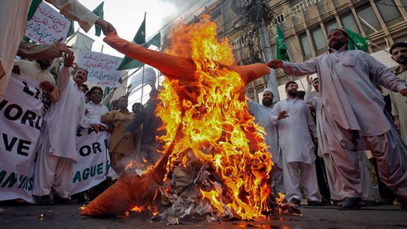 EE.UU. investigará el ataque aéreo pero Pakistán dice que reducirá su cooperación con la OTAN