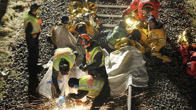 Activistas alemanes bloquean el paso del tren 'castor', cargado con basura nuclear radiactiva