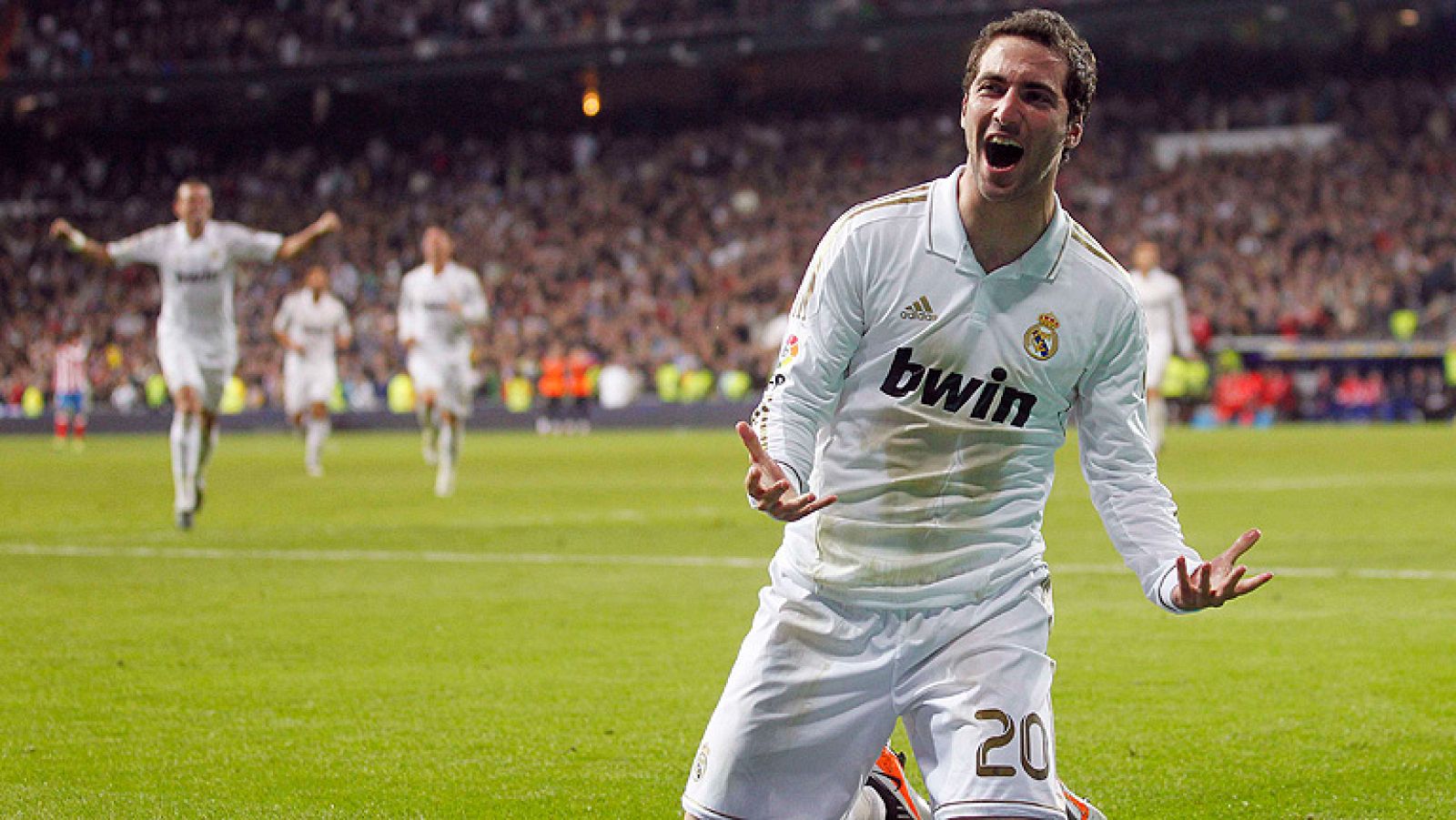 La derrota del Barcelona en Getafe y la victoria de Real Madrid en el derbi han alejado al equipo azulgrana a límites nunca conocidos en la era Guardiola. Con el clásico a la vista, los de Mourinho se han disparado seis puntos arriba en un golpe de m