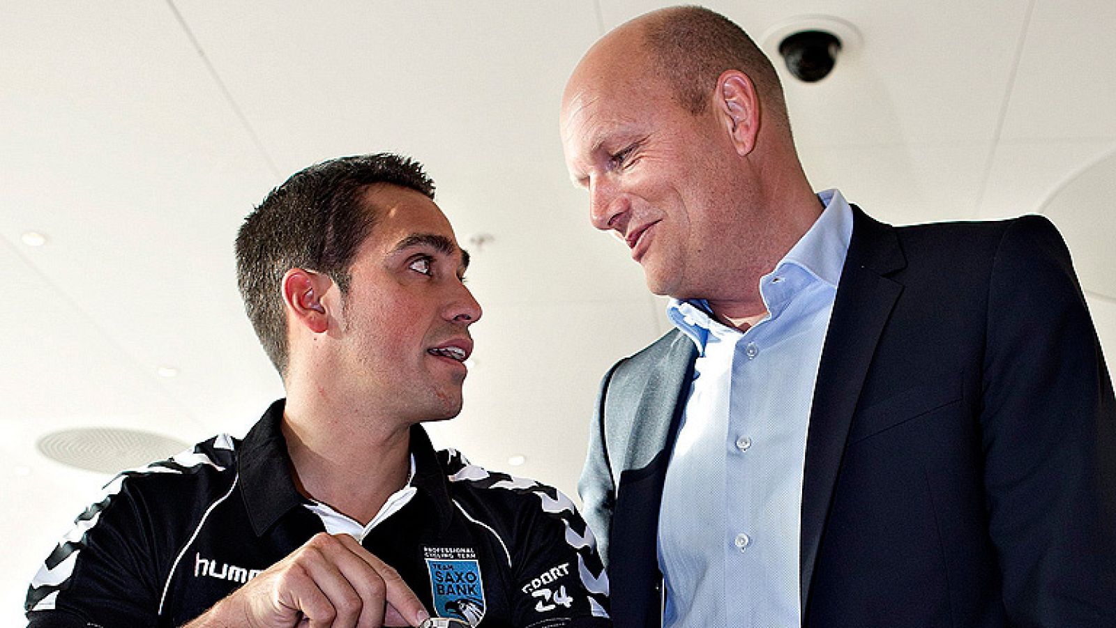 El ciclista español Alberto Contador rechazó hoy hablar de su caso en los tribunales deportivos por su positivo por clembuterol en el Tour de Francia 2010 y dijo que sólo pensaba en la concentración de su equipo, el Saxo Bank danés, que comienza este