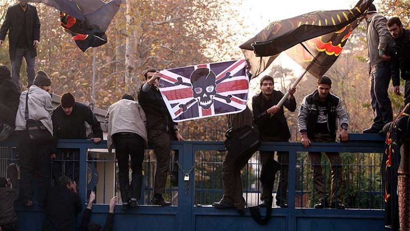 Estudiantes islámicos cometen un triple asalto a la embajada británica en Teherán