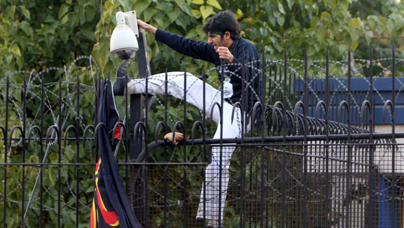 Reino Unido cierra su embajada en Irán y expulsa a los diplomáticos iraníes