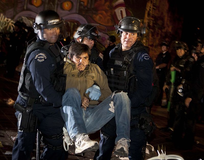 Doscientos detenidos en el desalojo del campamento de 'indignados' en Los Ángeles
