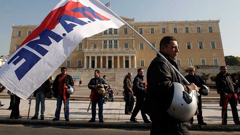 Grecia vive su primera huelga general con Papadimos al frente del gobierno de unidad