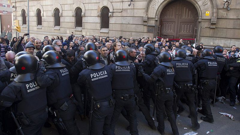 Los Mossos cargan contra funcionarios de prisiones concentrados ante la cárcel Modelo