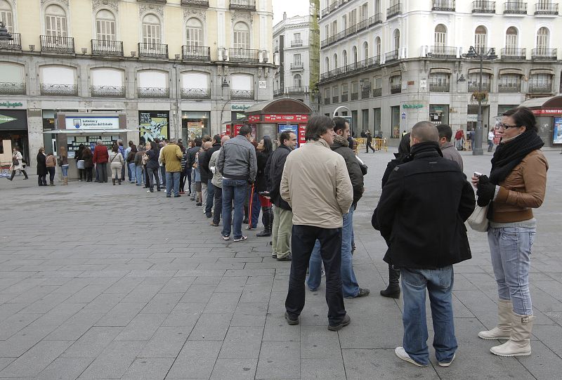 Ni el frío ni internet acaban con las largas colas para comprar Lotería de Navidad