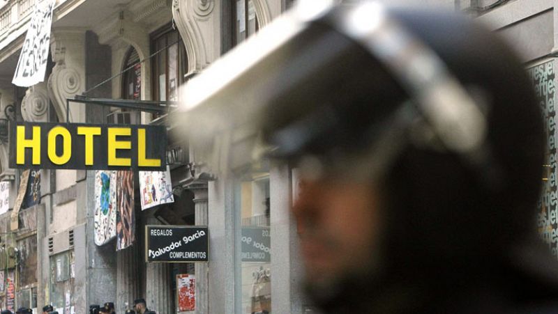 La Policía desaloja el Hotel Madrid ocupado por más de 100 'indignados' del 15M