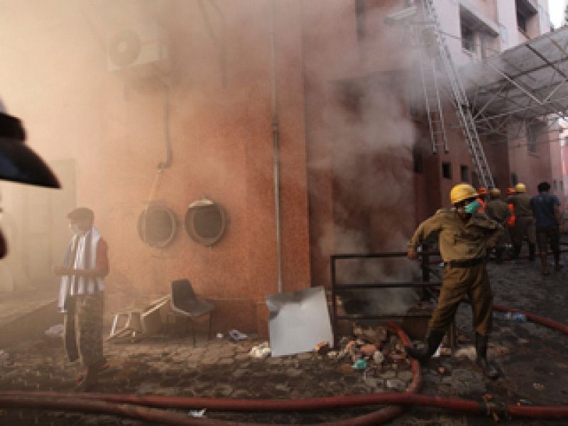 Asciende a 90 el número de muertos en el incendio de un hospital en Calcuta