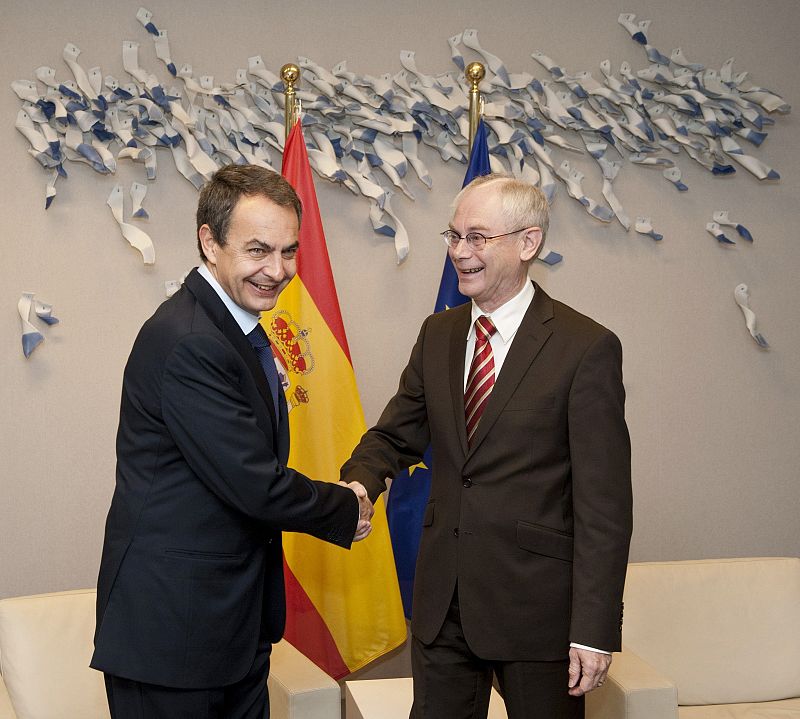 Zapatero se despide de Van Rompuy  en un encuentro antes de la cumbre