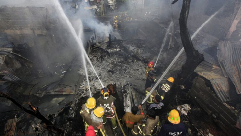 Al menos 14 muertos al chocar una avioneta contra un colegio en Filipinas