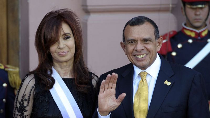 Cristina Fernández rompe el protocolo en la jura de su segundo mandato