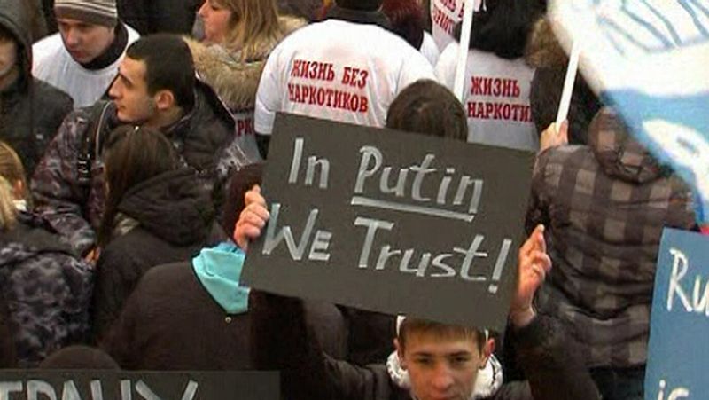 Los partidarios de Putin se manifiestan frente  al Kremlin para responder a la oposición