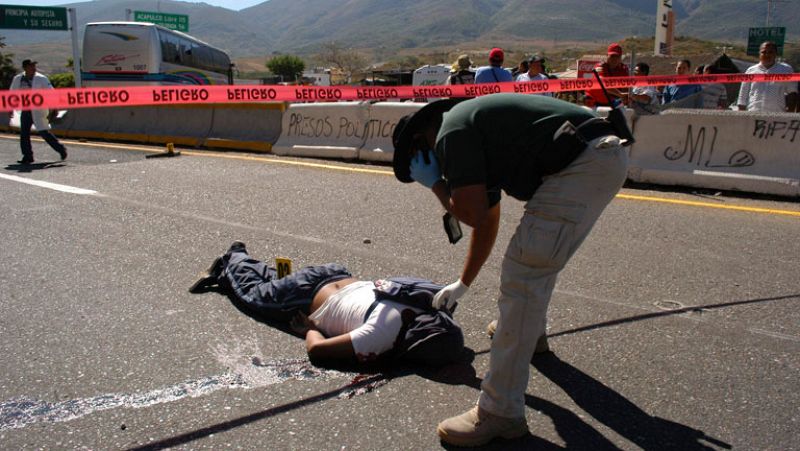 Un enfrentamiento entre policías y estudiantes en sur de México deja dos muertos