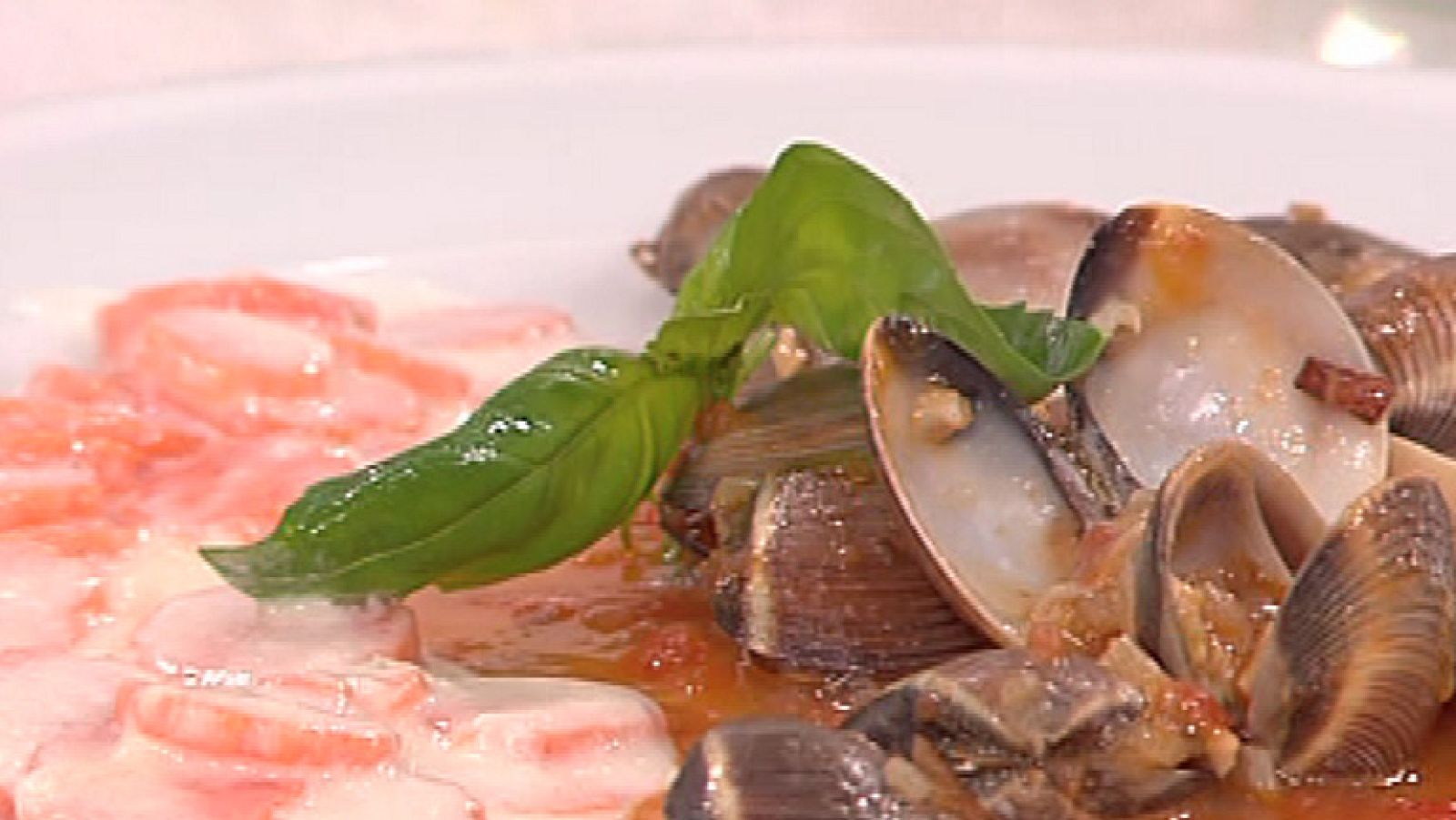 Saber Cocinar - Almejas a la marinera con zanahorias a la crema (14/12/2011) - RTVE Cocina | Ver