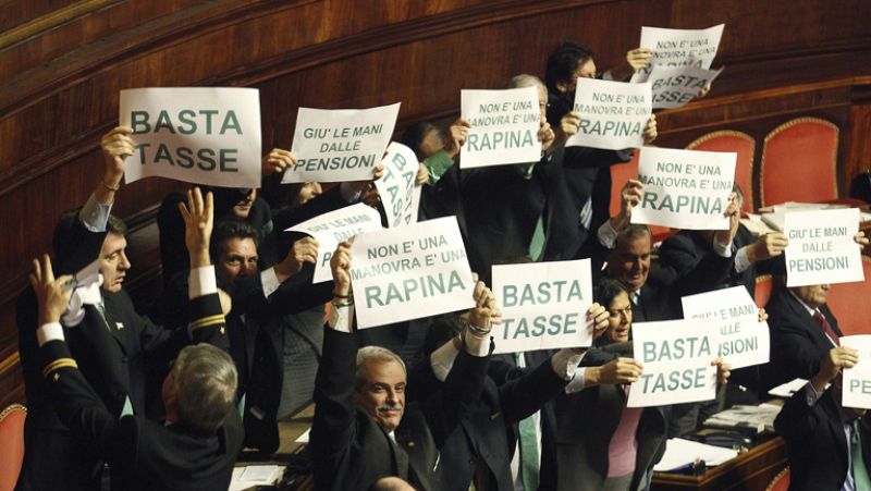 Miembros de la Liga Norte interrumpen a Monti en el Senado al grito de: "Basta con los impuestos"