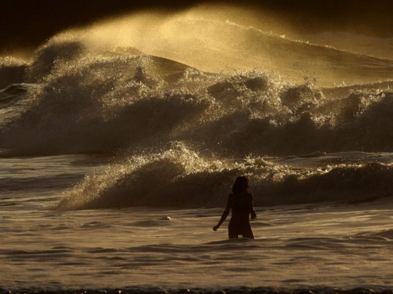 Olas de más de 8 metros y fuertes vientos barren la cornisa noroeste