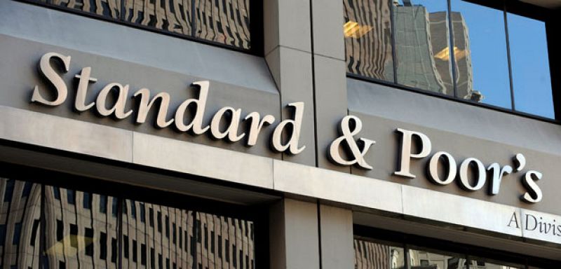 Standard & Poor's rebaja la calificación a diez entidades financieras españolas