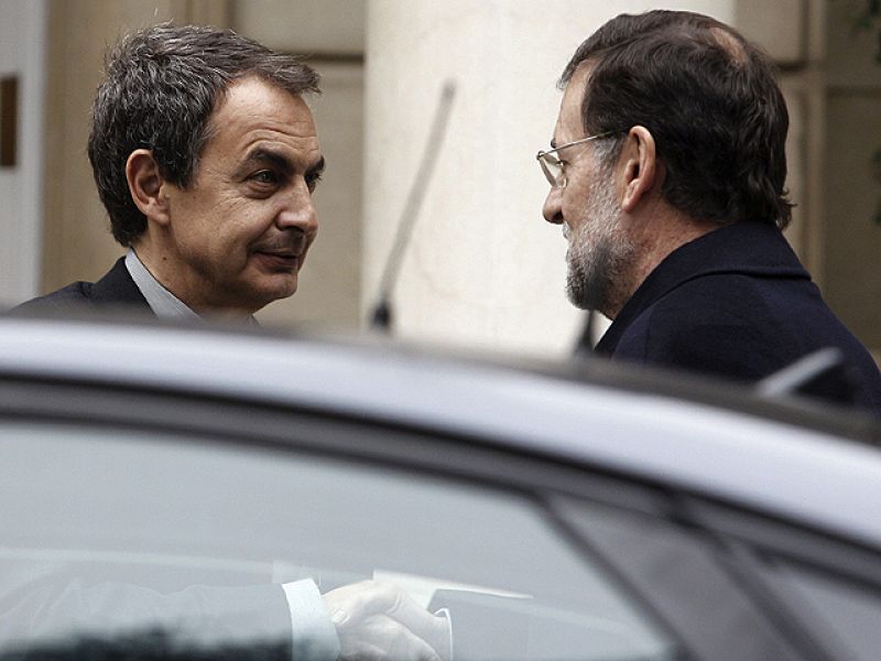 Zapatero y Rajoy repasan asuntos económicos en su última reunión en la Moncloa