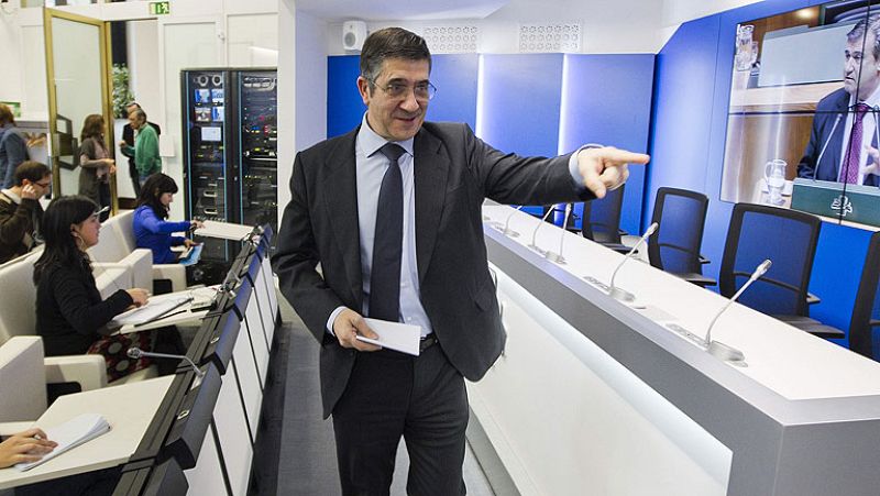 Patxi López califica de "torpeza" dejar a Amaiur sin grupo y el Gobierno niega pactos con el PP