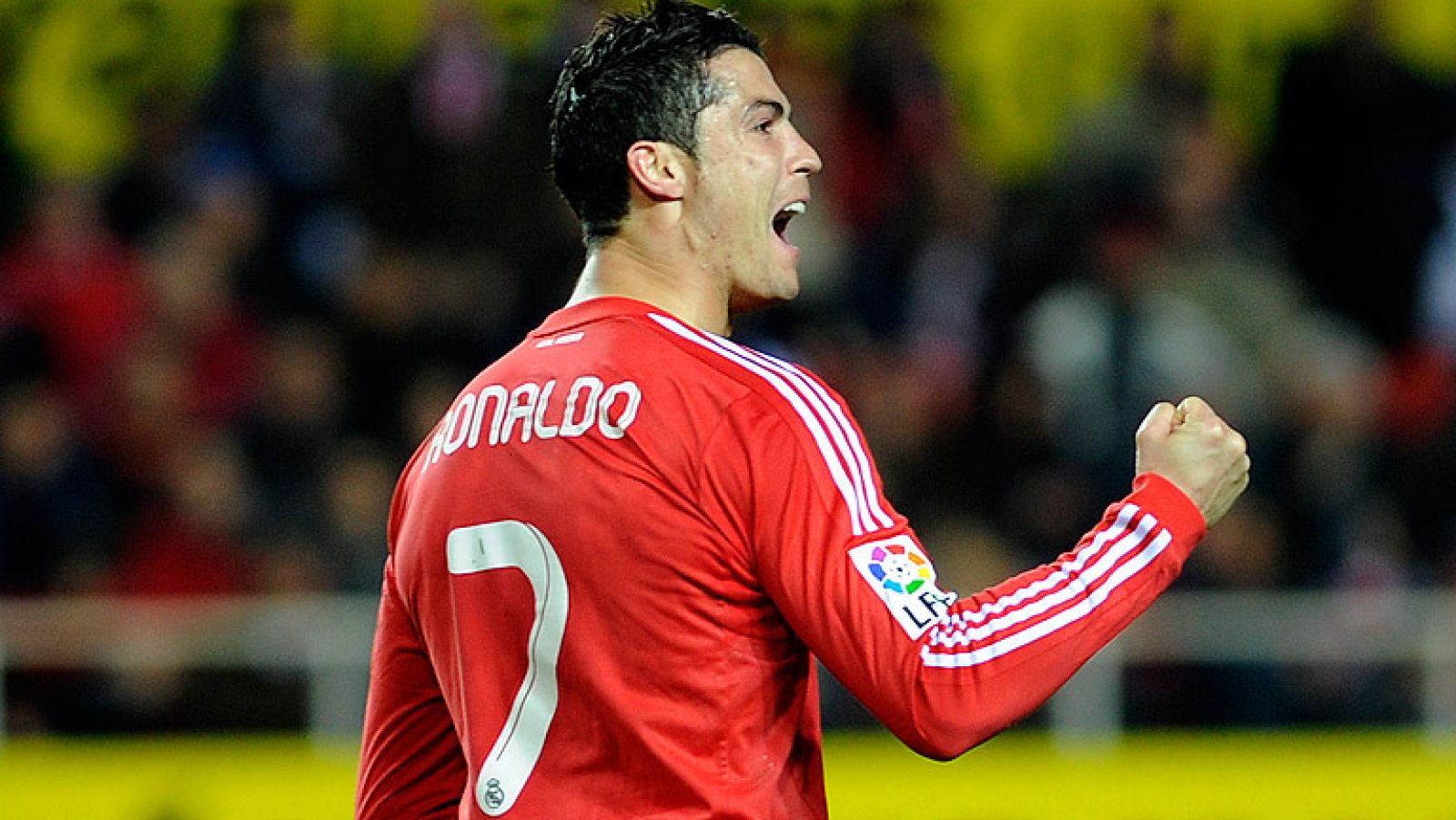 Cristiano Ronaldo fue el estilete del Real Madrid en Sevilla, donde se impuso 2-6 con tres goles del portugués. Las paradas de Casillas completaron el buen partido de los blancos en el Pizjuán, donde certificaron su regreso al liderato.