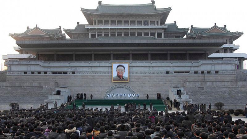 Corea del Norte vela el cuerpo sin vida de su líder y mira a la sucesión